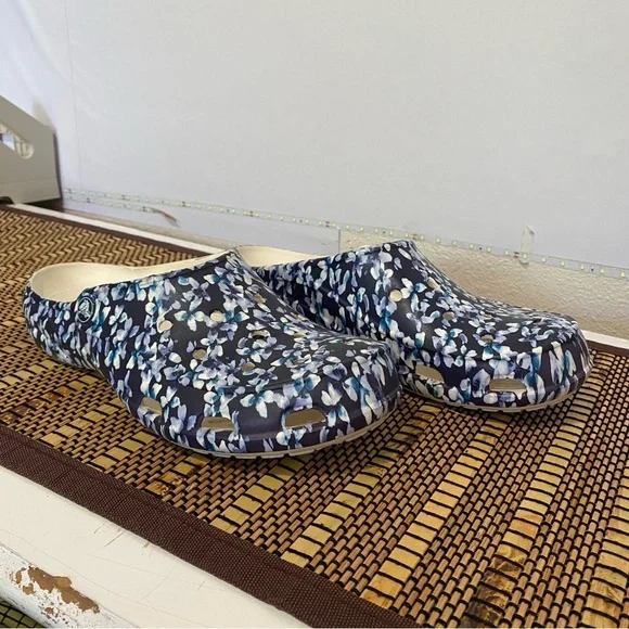 Crocs Classic Clogs Womens 10 Blue Floral Slip On Comfort Lightweight Shoes - Picture 3 of 6